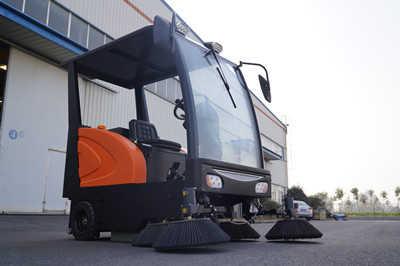 选择适合的扫地车，提升工厂清洁效率.jpg