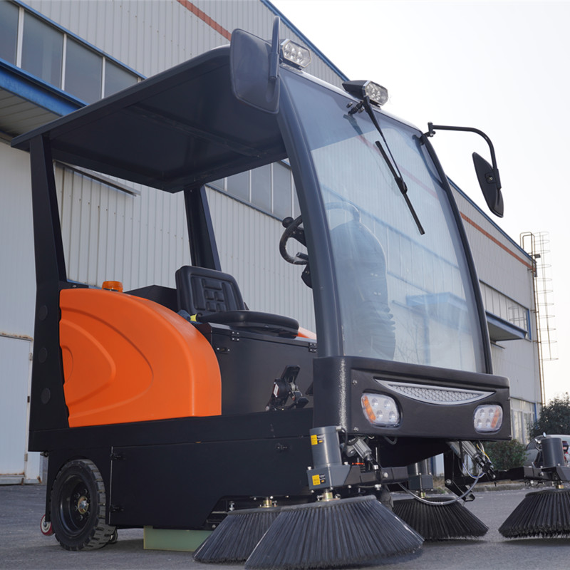 荣事达驾驶式扫地机在工业场所的应用.jpg